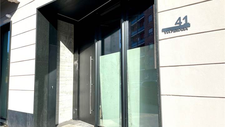 Affittasi locale nuovo predisposto per ristorante  e pizzeria.