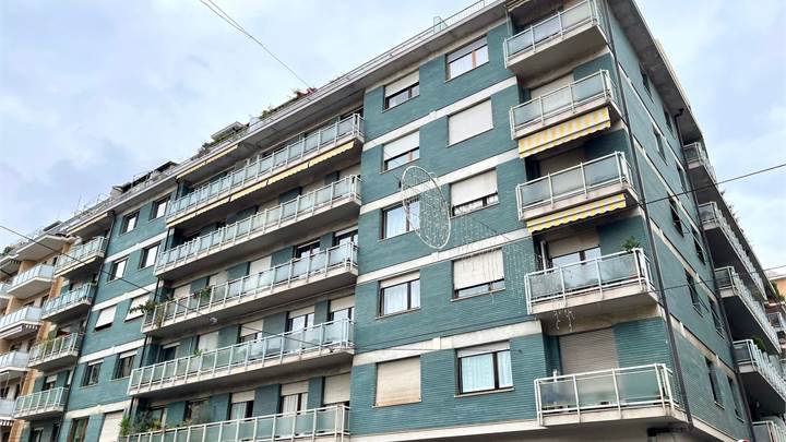 Trilocale arredato adatto studenti, metro Dante.