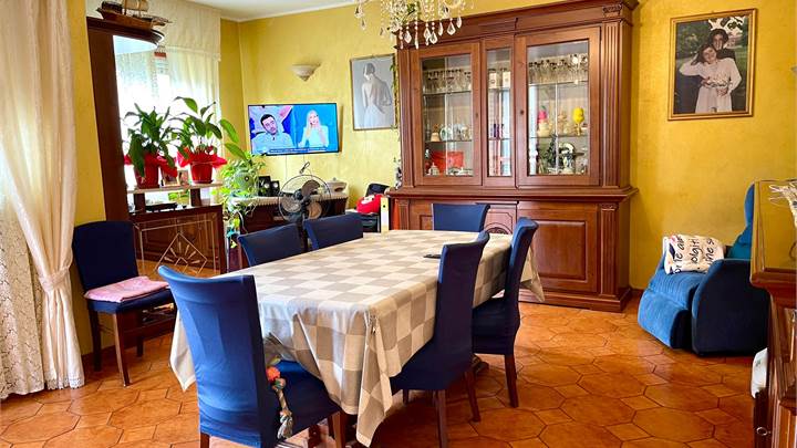 Quadrilocale con posto, viale Buridani 74, Venaria Reale